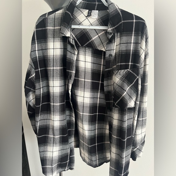 H&M (DIVIDED) Black & White Flannel Button-up - Picture 3 of 3